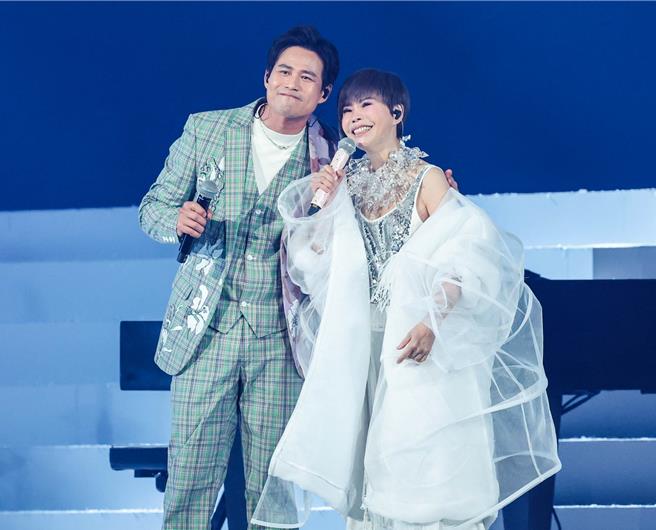 詹雅雯20日在台北小巨蛋开唱，邀来陈国华到场助阵。（粘耿豪摄）