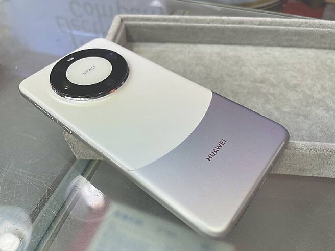 聯德控股-KY接獲韓系、中系高階手機不鏽鋼均熱片訂單，加上伺服器滑軌可望擠進美商合格供應商名單、汽車未來六年在手訂單上看40億元，2024年營運不看淡。高階手機示意圖。圖／中新社