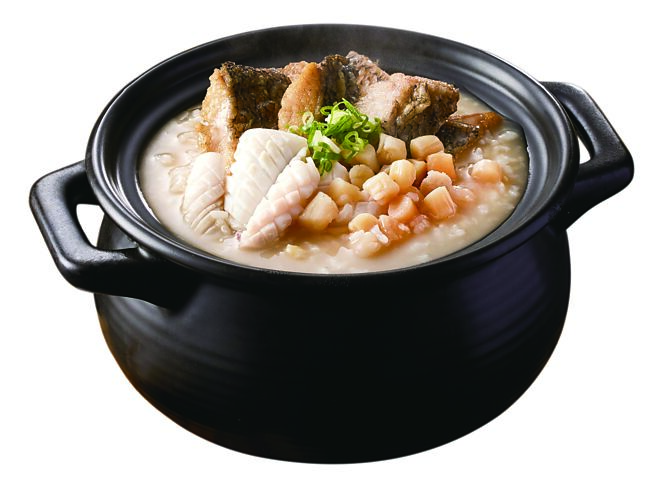 〈朝粥幫〉將〈中卷鱸魚粥〉的粥底名為「琥珀」，是以特級昆布熬製。圖／業者提供