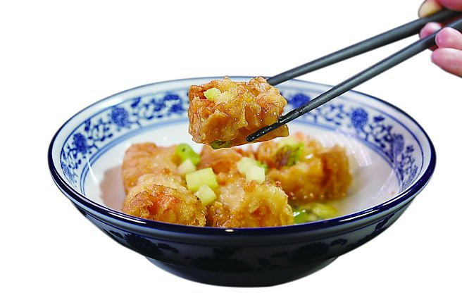 〈翠百花油條〉就是在油條內鑲了蝦漿與花枝漿後油炸，並搭配奇異果丁和鳳梨丁提味。圖／業者提供