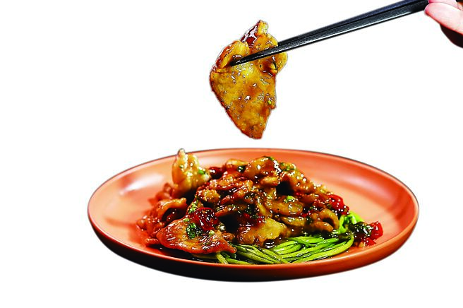 〈青檸舞菇香炒豬〉是將黑毛豬梅花部位，醃漬切片後以美極鮮味露炒製。圖／業者提供