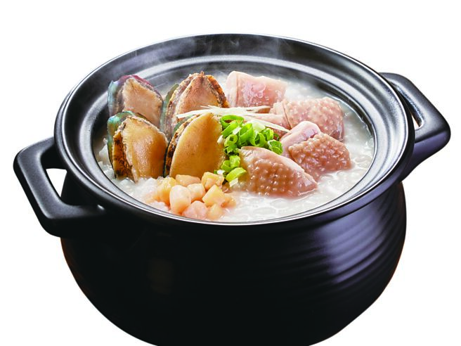 〈朝粥幫〉的〈銀鳳粥〉粥底，是以雞骨和豬骨熬製，再加入鮑魚和土雞。圖／業者提供
