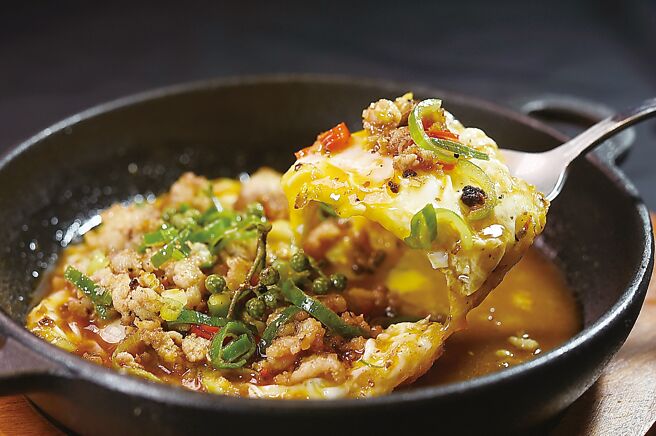 開胃下飯的〈板燒花椒蛋〉，是用鑄鐵鍋盛裝的〈花椒燒蛋〉。圖／業者提供