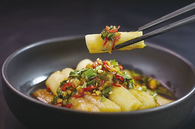 〈刀削酸辣茄〉是將茄子蒸熟後去皮，淋上酸辣醬汁提味。圖／業者提供