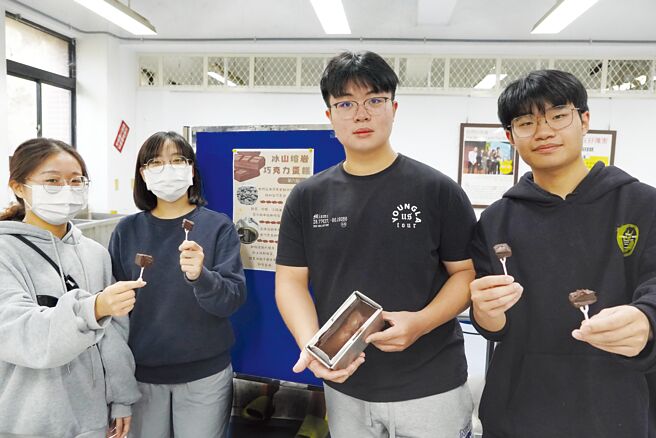 大叶大学药保系学生制作的「冰山熔岩巧克力蛋糕」，获得票选第一名。图／大叶大学提供