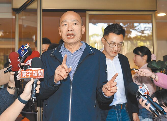 国民党不分区立委当选人韩国瑜（左）19日宴请党籍当选立委，并与立委江启臣（右）宣布搭檔选立法院正副院长，且强调如果能够蓝白合，江可立刻退出。（姚志平摄）