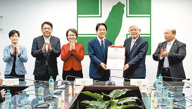 赖清德当选总统，未来阁揆人选备受关注。（民进党中央党部提供）