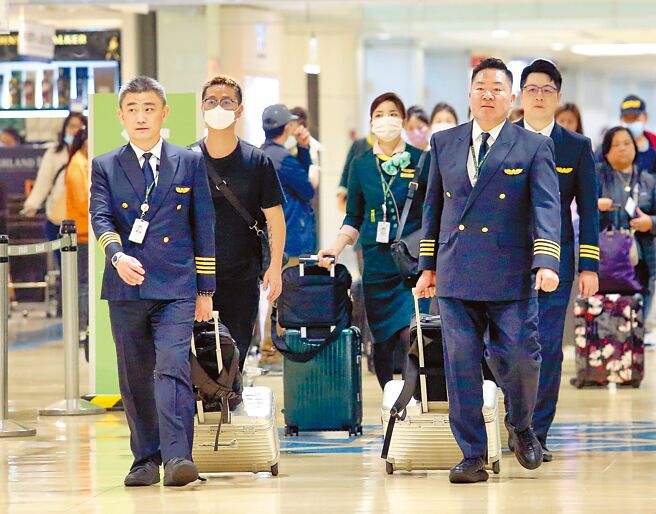 长荣航空机师酝酿在春节期间发动罢工，长荣航空19日表示尊重工会自主，不会放弃任何与机师工会沟通协商的机会。在桃园机场内，刚结束飞行任务的长荣机师正准备通关入境。图中非新闻当事人。（范扬光摄）