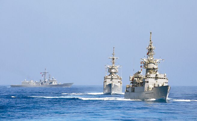 圖右為168艦隊所屬濟陽級諾克斯巡防艦。（本報資料照片）