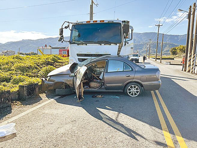 宜蘭縣三星鄉人和村長廖熖駕駛自小客車行經雙和一路、人和六路口時，與1輛大貨車發生車禍，送醫後不治。（民眾提供／李忠一宜蘭傳真）