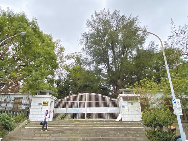 新竹市政府希望重现潜园风华，规画在新竹神社旁的「潜园復建可行性评估暨数位重现计画案」近日决标。图为目前仍当成移民署新竹专勤队办公厅舍的新竹神社原址。（陈育贤摄）