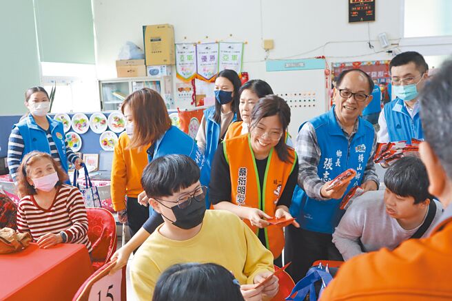 蔡衍明愛心基金會19日送愛到橫山，神旺控股總經理蔡紹云（中）也送上紅包及滿滿祝福給橫山鄉親。（邱立雅攝）