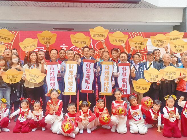 高雄商圈年度盛事「高雄過好年」系列活動即將開跑，高市府經發局19日攜手全市29個商圈在高市府四維行政中心舉辦聯合行銷記者會。（洪浩軒攝）