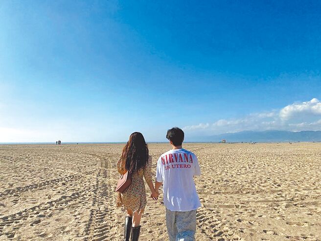 泫雅（左）、龍俊亨18日在IG同時曬出牽手背影照。（摘自IG）