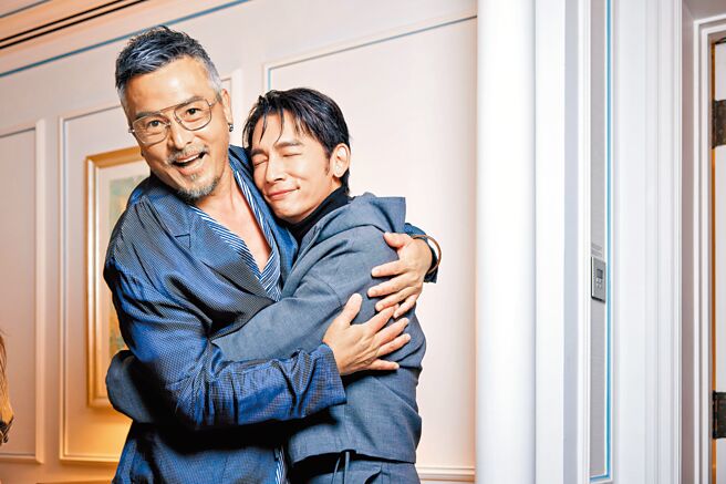 李銘順（左）和多年好友温昇豪終於合作戲劇，2人日前在《誰殺了她》新加坡首映會上開心合影。（三立提供）