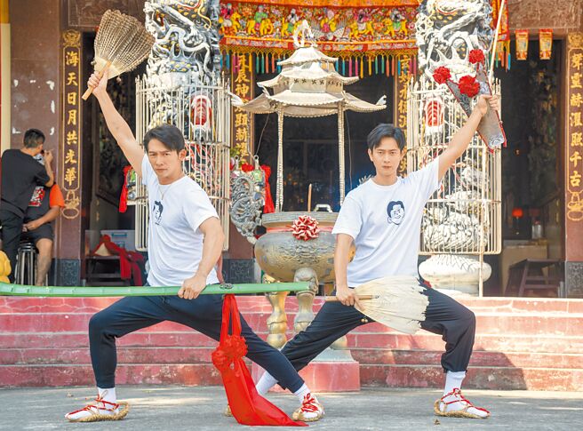 温昇豪（左）、劉冠廷在高雄六龜天后宮學習家將技藝。（民視提供）