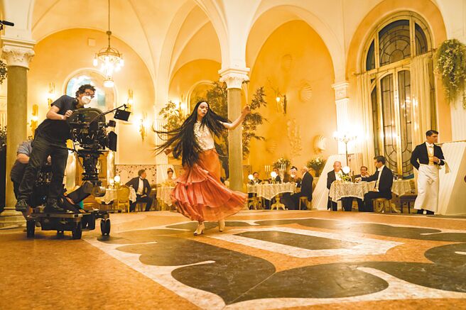 影后艾玛史东在《可怜的东西》中饰演主角贝拉，个性自由奔放。（探照灯影业提供）