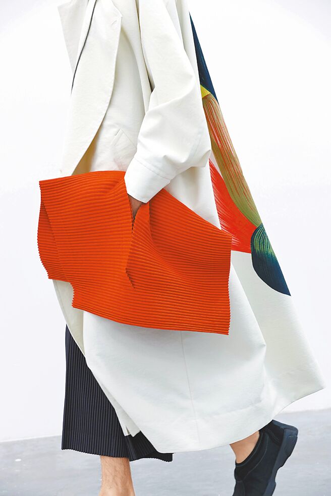 手拿包款式设计特别。（三宅一生提供）