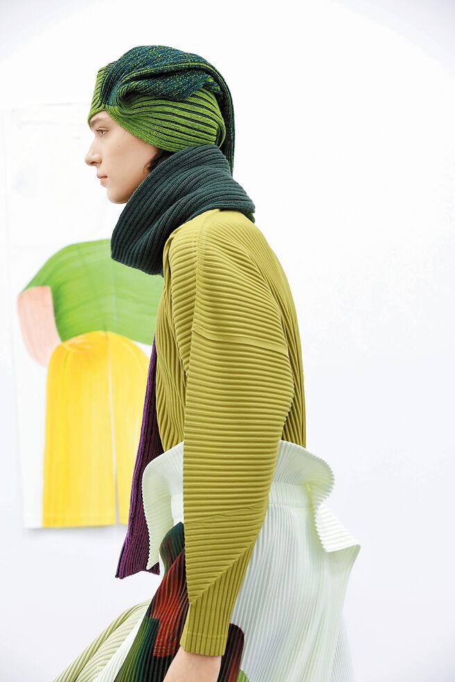 以画作为灵感，围巾在身上也能打造不同轮廓。（三宅一生提供）