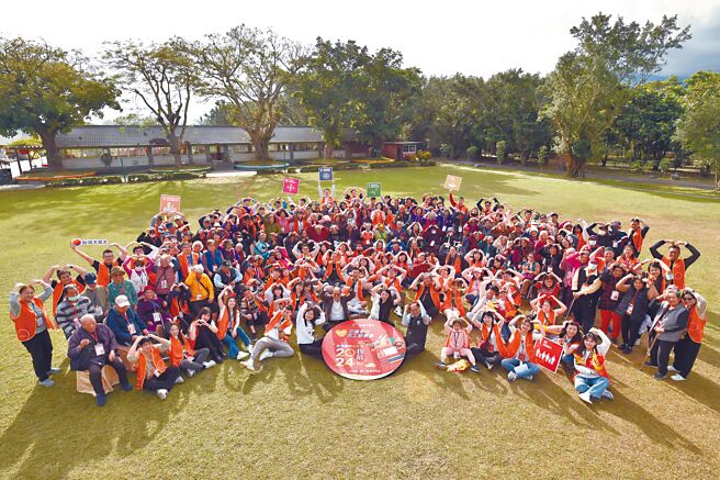 來自全台各地超過100名台灣大志工齊聚花蓮壽豐鄉，陪伴100名當地長輩和身障者，一同採購年貨、圍爐聚餐，現場充滿歡樂氛圍。（台灣大提供）