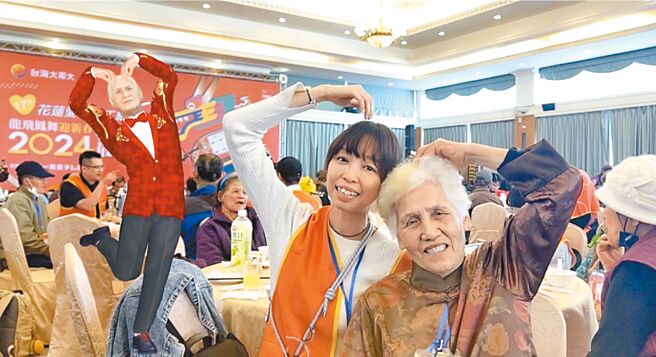 長輩在志工引導下，使用MyMoji App拍下照片後，僅花1分鐘即建構屬於自己的3D數位分身，並與志工虛實同框。（台灣大提供）