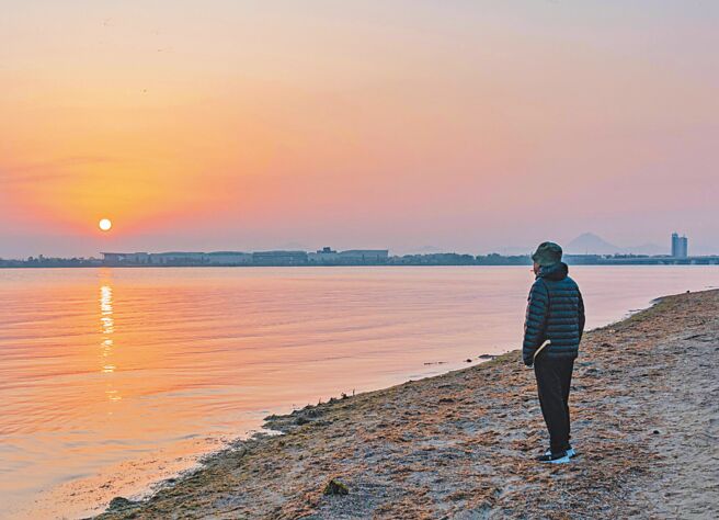 凌峰前不久到日本访友，抽空在琵琶湖边长思。（刘小军摄）