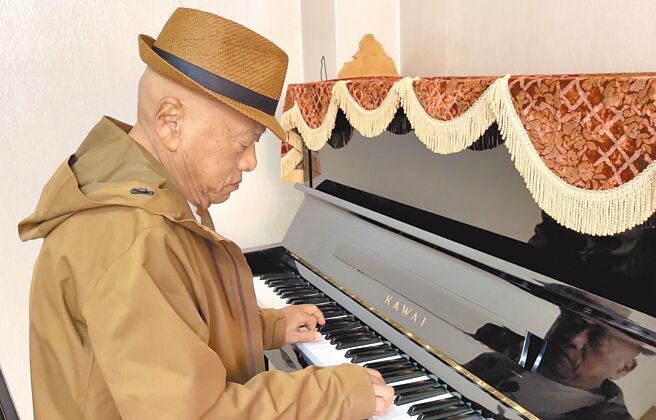 凌峰閒暇时会弹弹钢琴解闷。（凌峰提供）