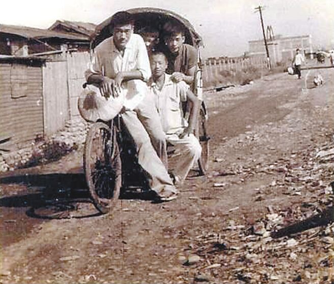 凌峰（中）年轻时与好友老岳、外号「山东」及另一位友人蹬三轮车。（凌峰提供）
