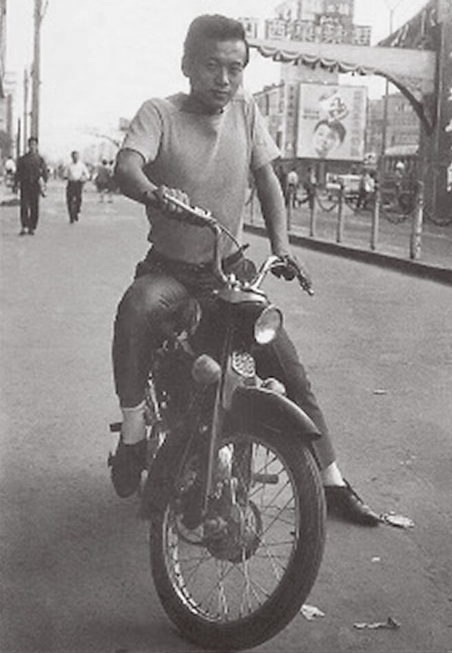 凌峰年轻时骑着机车的帅酷模样。（凌峰提供）