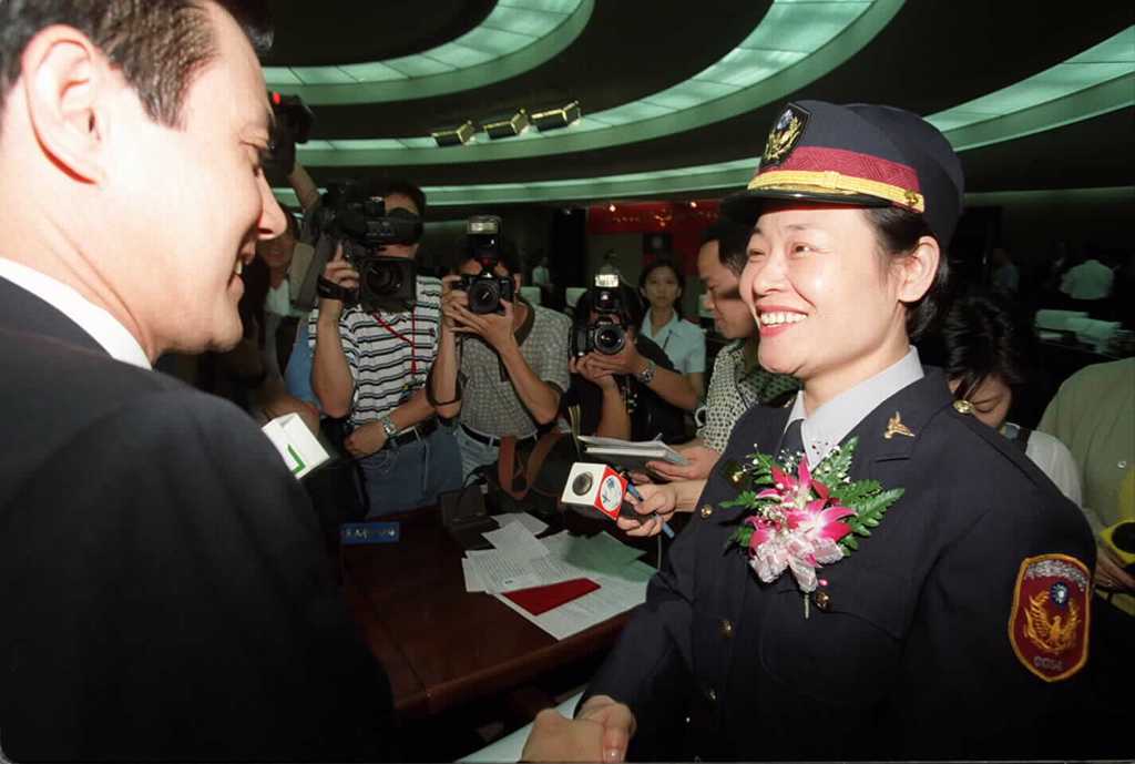 1999年，台北市警局新任人事案上午在市府佈達，時任市長馬英九親向全國第一位女分局長李莉娟勉勵。（圖 / 中時資料照）