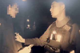 一路逆向又棄車逃逸 龍潭實習型男警立功！活逮酒駕騎士