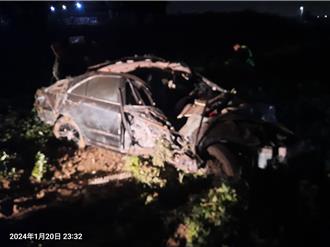 轎車失控自撞掉田裡 男駕駛噴出車外！2幼子輕傷大哭