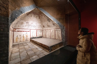 古人也会「比YA」？唐代壁画墓惊见神秘手势