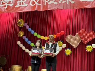 愛心挹注！陽光滿滿慈善會捐2台復康巴士給中市府 頒獎學金助弱勢