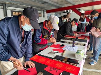 桃園山東國小揮毫贈春聯 校友會盼凝聚校友情感
