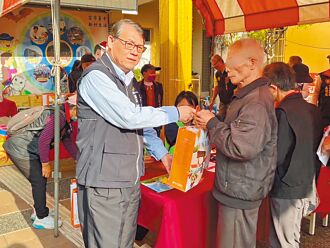 迎农历年 19书法家挥毫送春联