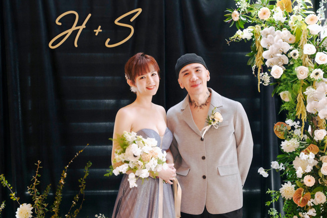 作家H與陳珮甄分享結婚喜訊。（圖/作家H）