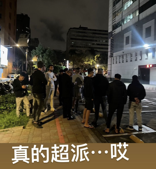 超哥疑似不满自家餐厅被批评，当场暴怒痛殴Toyz；画面为Toyz被送医治疗后，医院楼下约有10多名黑衣人聚集。（图 / 翻摄自网红「 1988.bomb」）
