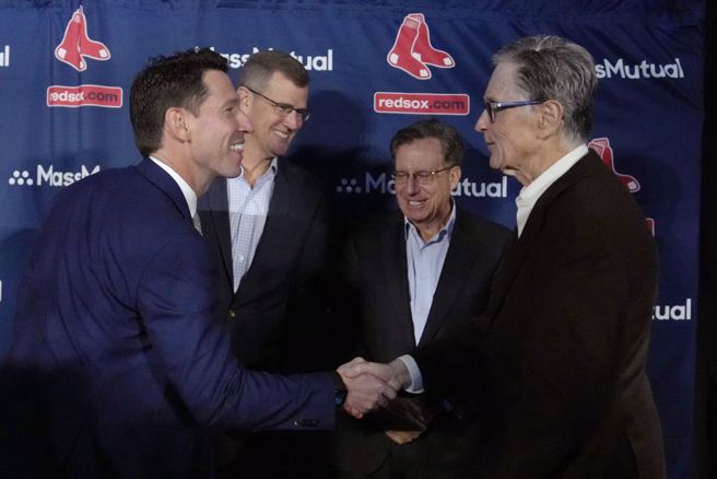 红袜棒球长Craig Breslow(左起)、球队总裁甘迺迪、球队董事长Tom Werner、球队老板John Henry 。（美联社资料照）