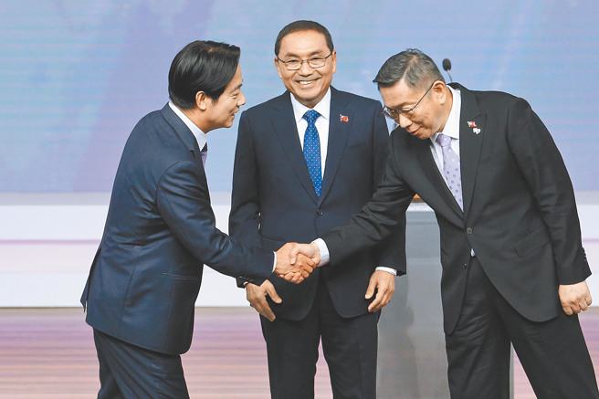 谢寒冰认为，若绿白合作，最开心的会是国民党。图为去年底总统大选辩论会时，赖清德和柯文哲握手致意。（中时资料照，黄世麒摄）