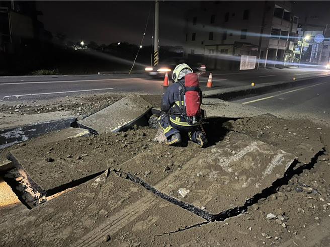 彰化县田中镇员集路一段加油站附近路段，20日深夜疑瓦斯公司在测试压力时，突然发生路面爆炸，路面柏油被炸成好几块。（民眾提供／孙英哲彰化传真）