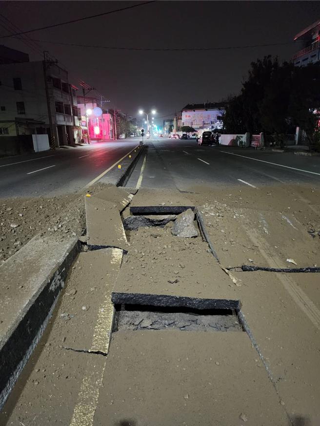 彰化县田中镇员集路一段加油站附近路段，20日深夜疑瓦斯公司在测试压力时，突然发生路面爆炸，路面柏油被炸成好几块。（民眾提供／孙英哲彰化传真）