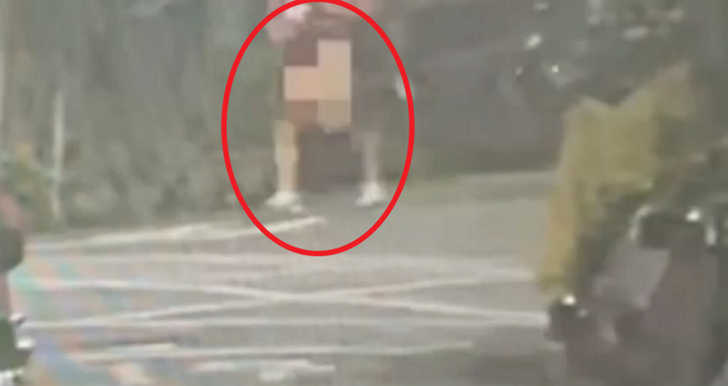 白鞋裸男深夜在路中做「手部运动」。 （翻摄画面）