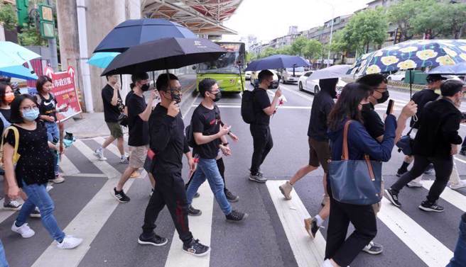 网友指出，斑马线的5孔应该是施工后，验收标线时钻的孔回填。(斑马线示意图，资料照)