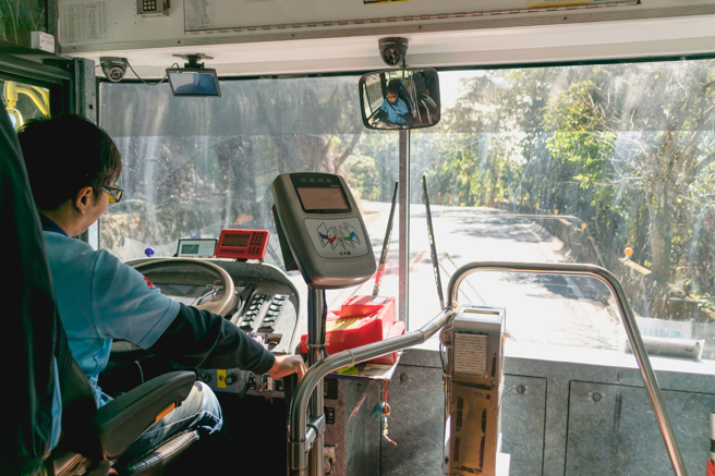 男子感冒搭公车坐博爱座，却被一名长辈逼让座。（图：shutterstock／达志）