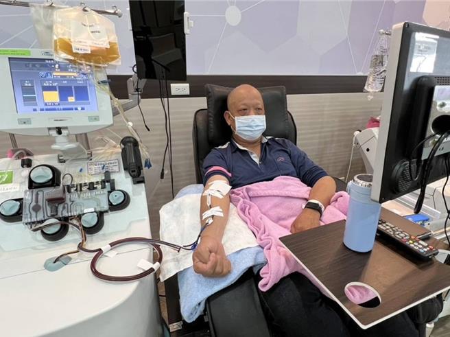 台中市大肚区大东里长赵政忠不仅热心邻里，更投入捐血行列逾35年，乐当「热血里长」，还曾梦到受捐者入梦道谢，让他一捐坚持捐血至今。（赵政忠提供／潘虹恩台中传真）