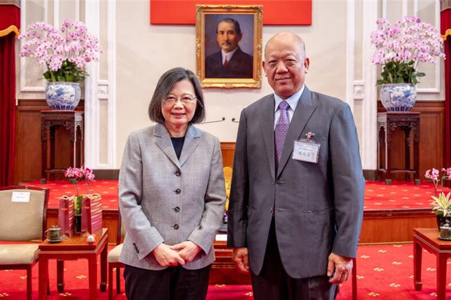 台中市大肚区大东里长赵政忠热心邻里，更投入捐血行列逾35年，去年获邀晋见蔡英文总统。他21日表示，起初希望能为社会做一些事，没想到「1件简单的小事一直做，做到晋见总统，也不简单」，盼以自身经歷鼓励民眾挽袖捐热血。（赵政忠提供／潘虹恩台中传真）