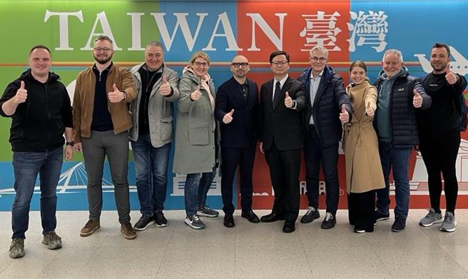 外交部欧洲司司长黄钧耀（右五）在桃园机场迎接立陶宛国会友台小组主席马玛窦（Matas Maldeikis）（左五）及访团成员。(外交部提供)