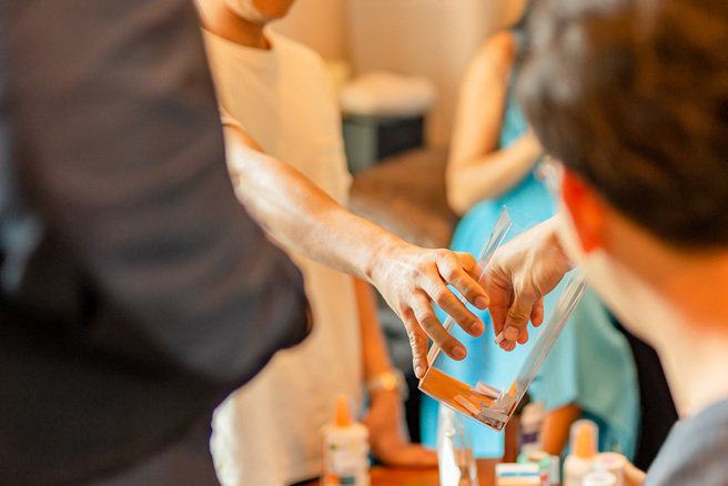 廖大乙提醒，尾牙摸彩前可在手掌心写上「中」字，提高中奖率。(图:shutterstock/达志)