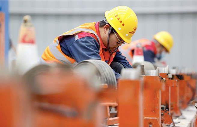 去全球化还是去中国化？法经济学家：服务贸易正逐渐取代货物贸易。（人民网）